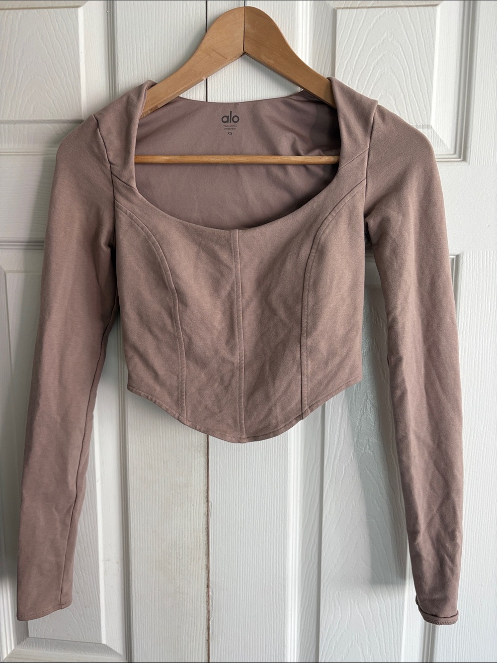 ALO Yoga Mauve Beige Long-Sleeve Cropped Scoop Top